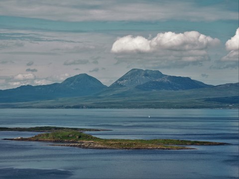 Sailing in front of the Paps of Jura